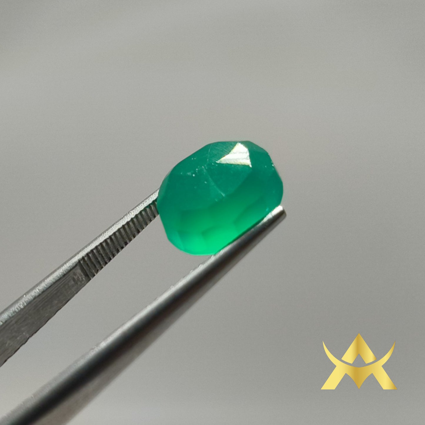 Green Onyx 4.78 ct. Oval facetted, SI Clarity and Translucent, perfect for Ring or Pendant