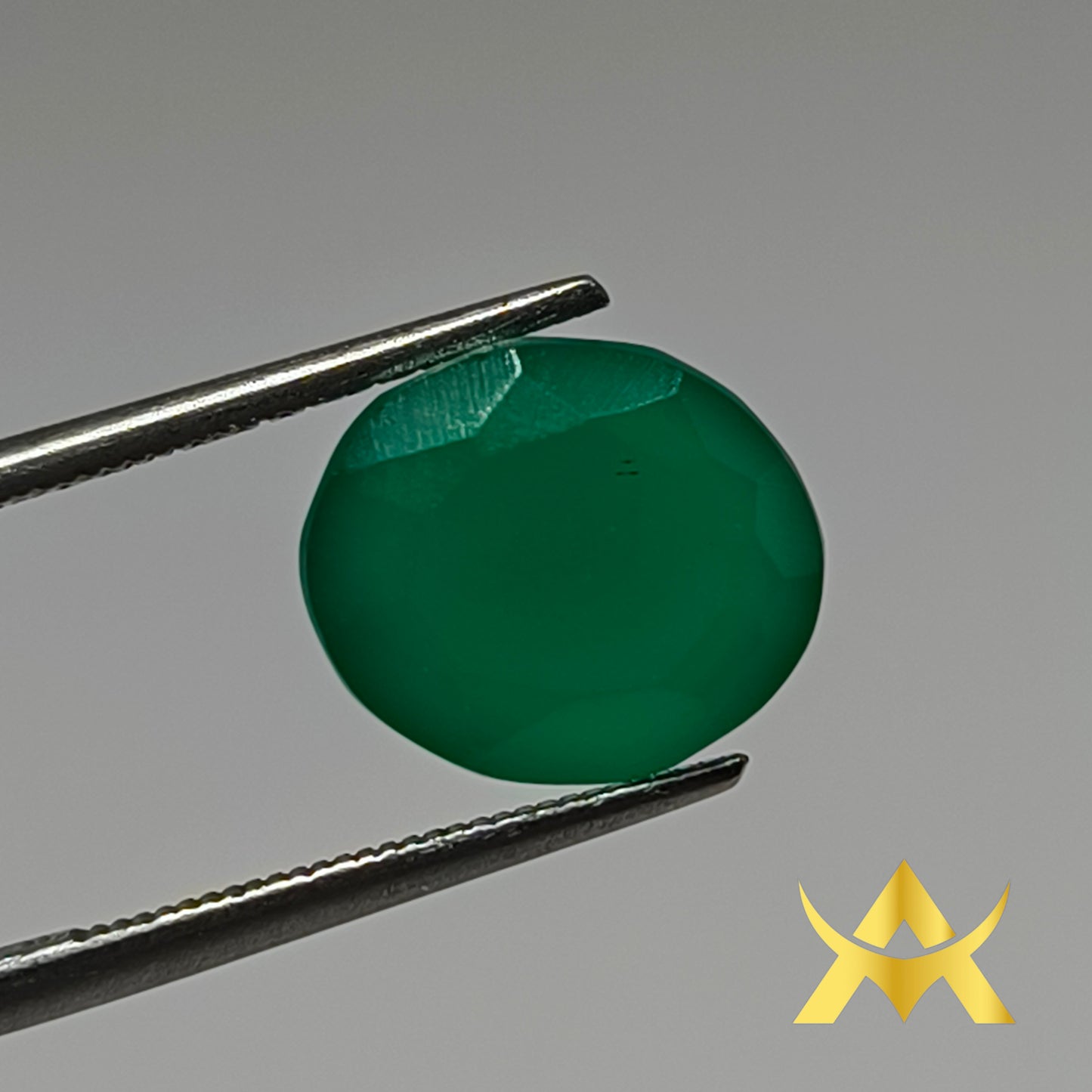 Green Onyx 4.78 ct. Oval facetted, SI Clarity and Translucent, perfect for Ring or Pendant