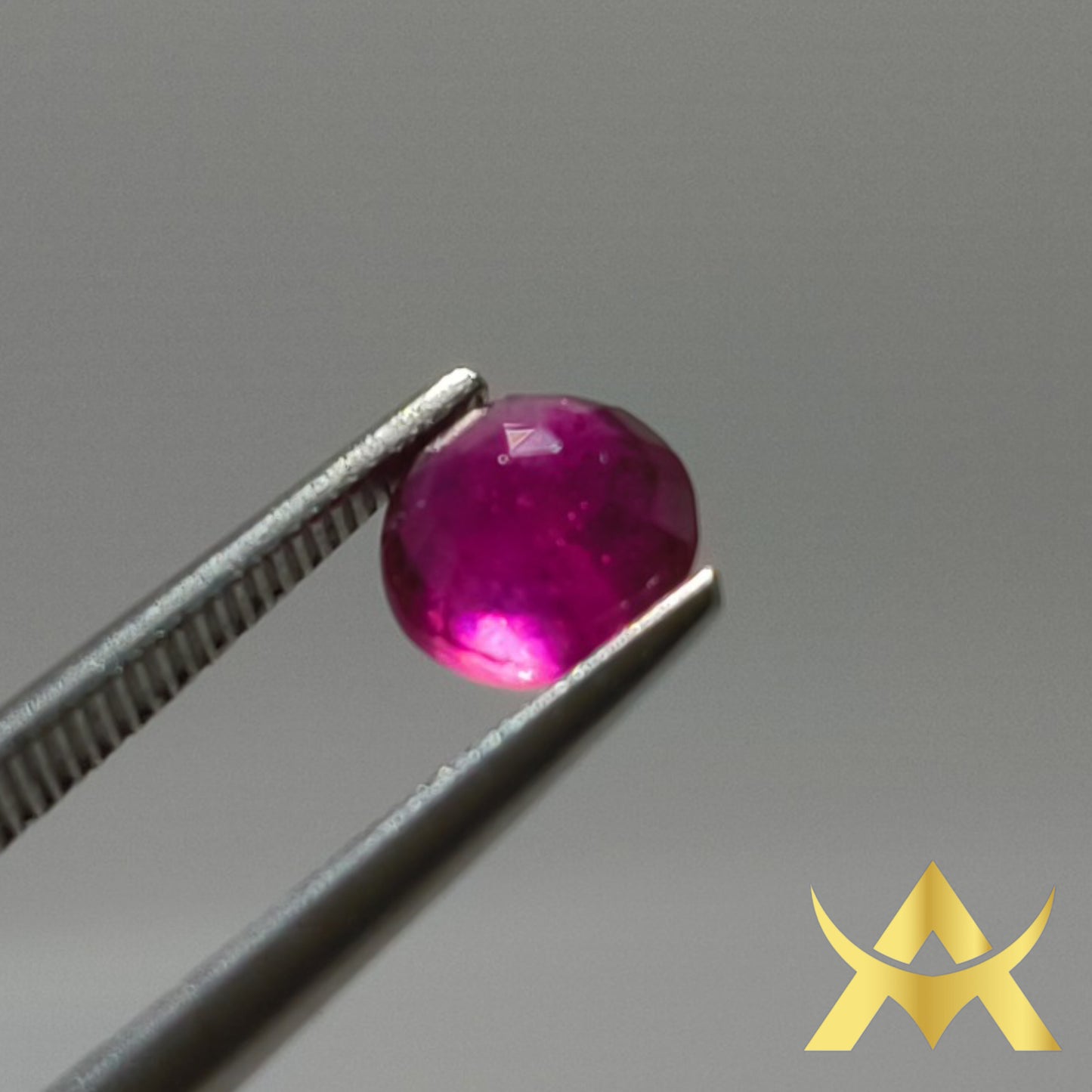 Natural Ruby 1.42 ct. Round facetted, Transparent and enhanced with VVS1 Clarity