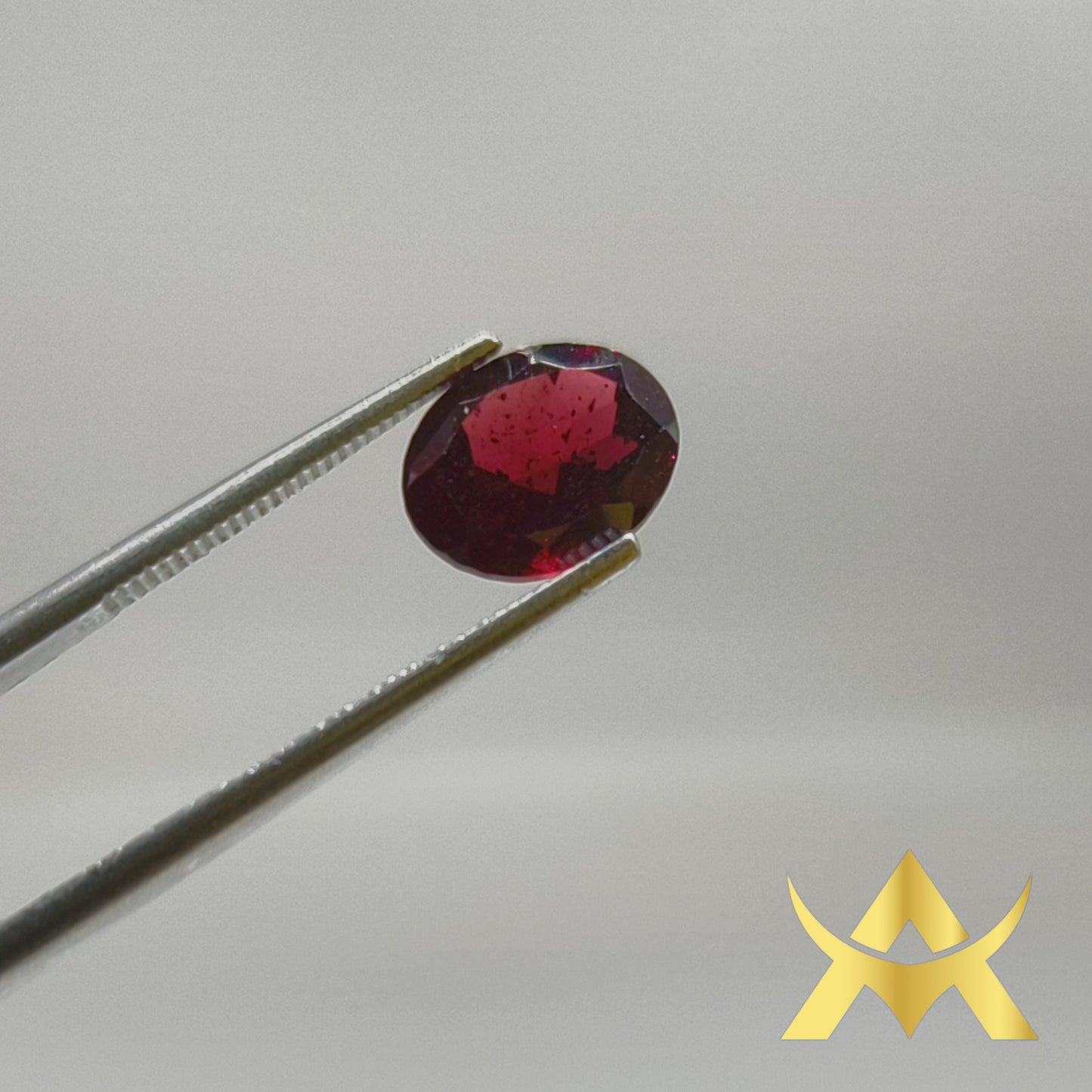 Granat 2.36 ct. Transparent, Not Enhanced, Cut Grade Excellent with VVS1 Clarity