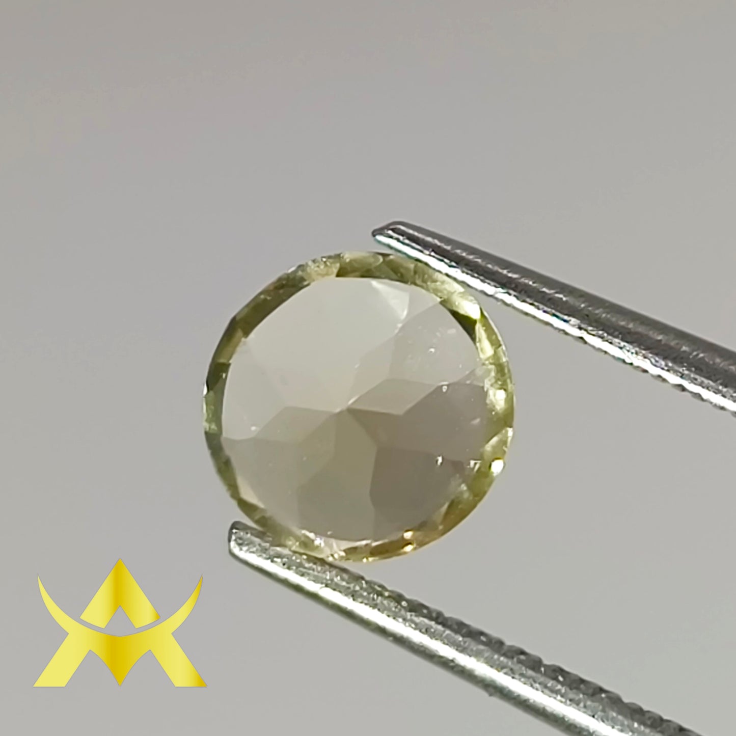 Yellow Quartz 1.37 ct. Transparent, Not Enhanced with IF Clarity and Round facetted