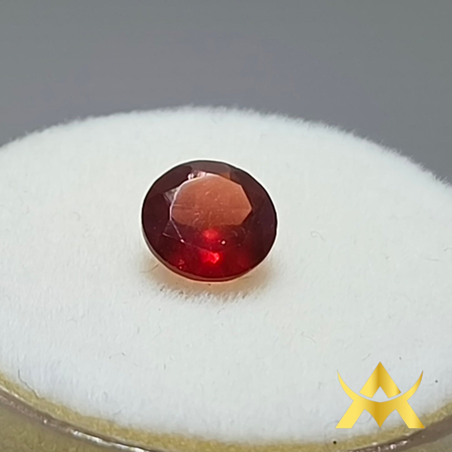 Garnet 0.89 ct. Round facetted, Transparent and nicht Enhanced with Excellent Cut Grade