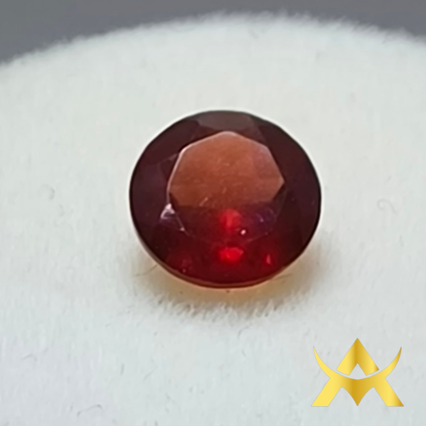 Garnet 0.89 ct. Round facetted, Transparent and nicht Enhanced with Excellent Cut Grade