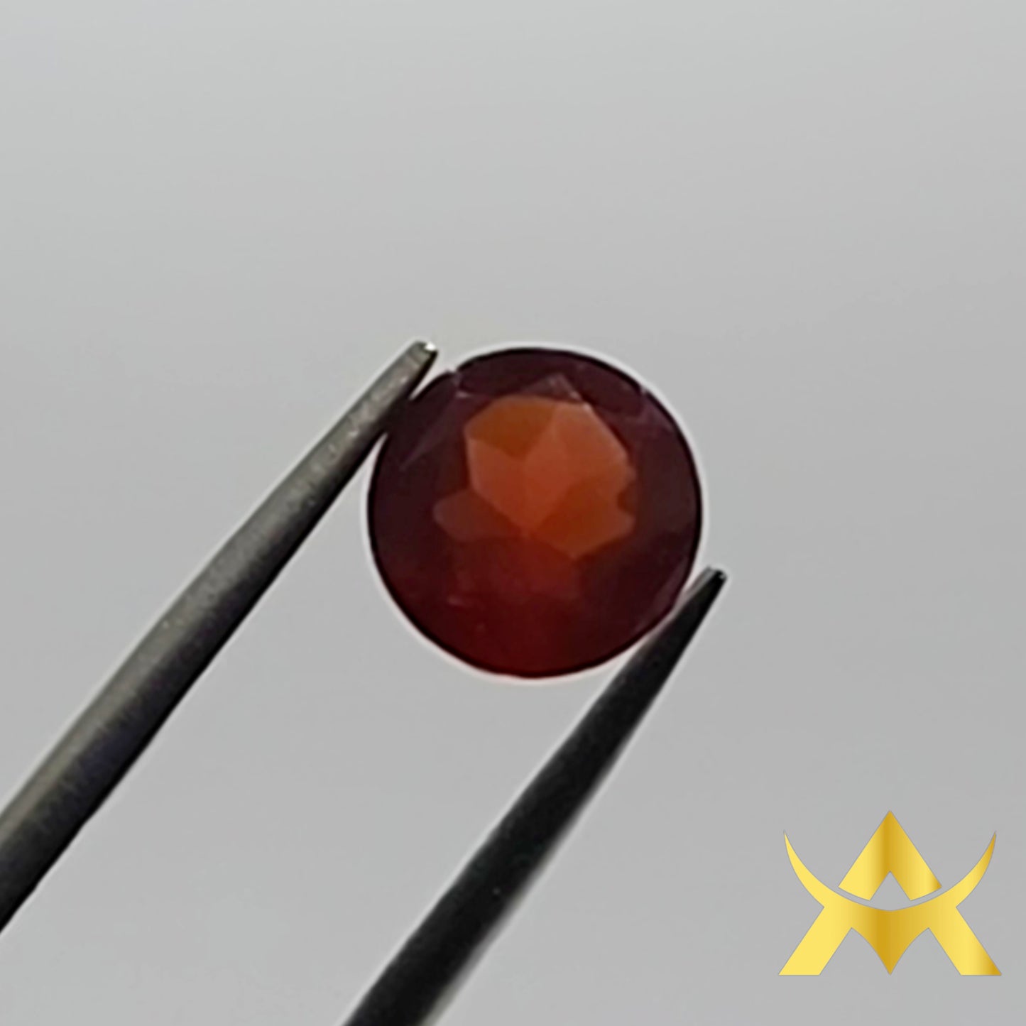 Garnet 0.89 ct. Round facetted, Transparent and nicht Enhanced with Excellent Cut Grade