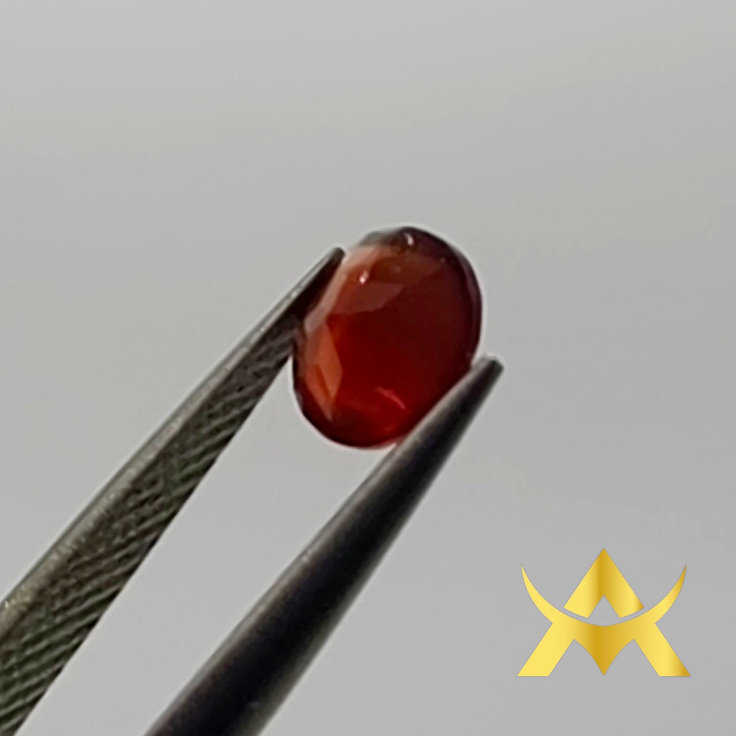 Garnet 0.89 ct. Round facetted, Transparent and nicht Enhanced with Excellent Cut Grade