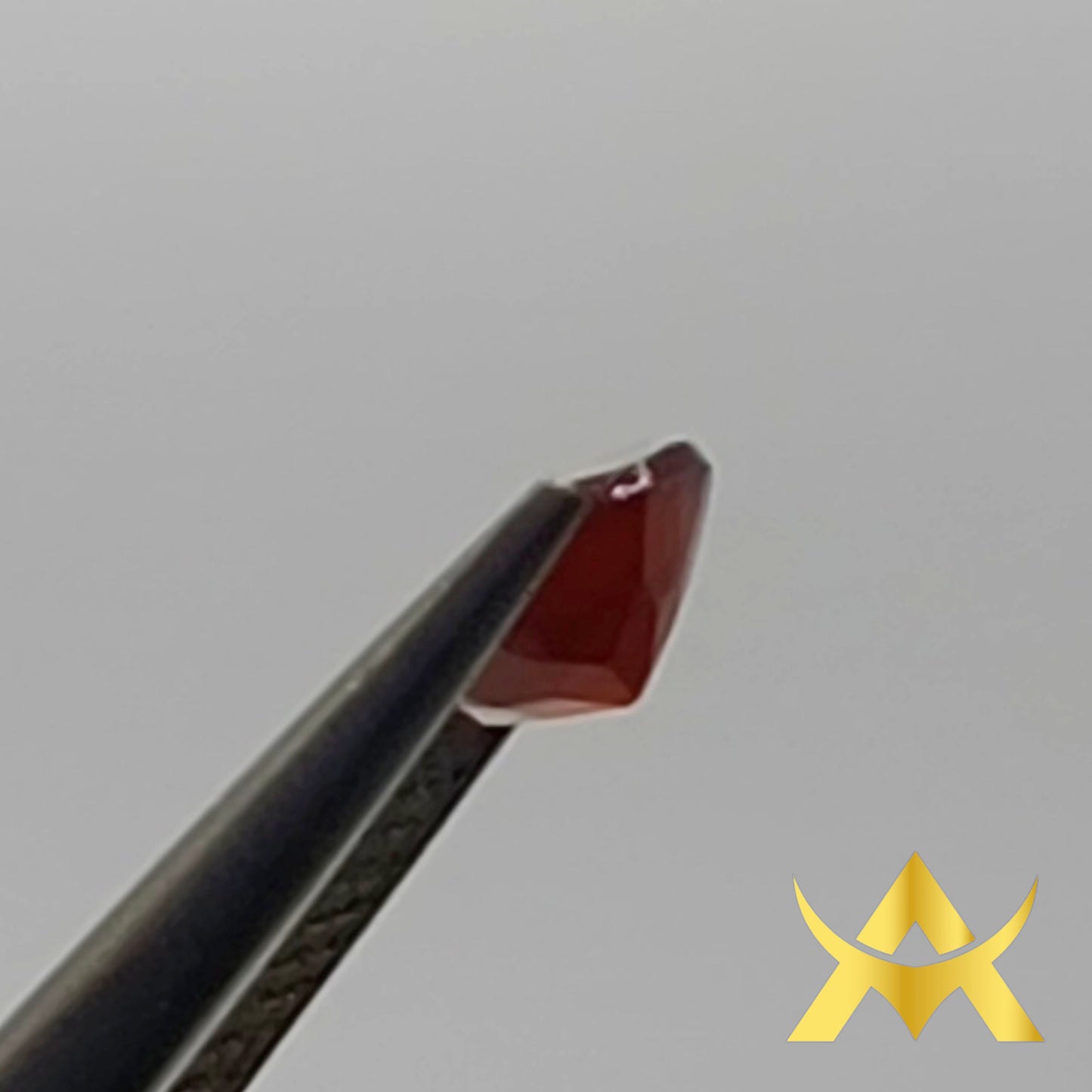 Garnet 0.89 ct. Round facetted, Transparent and nicht Enhanced with Excellent Cut Grade