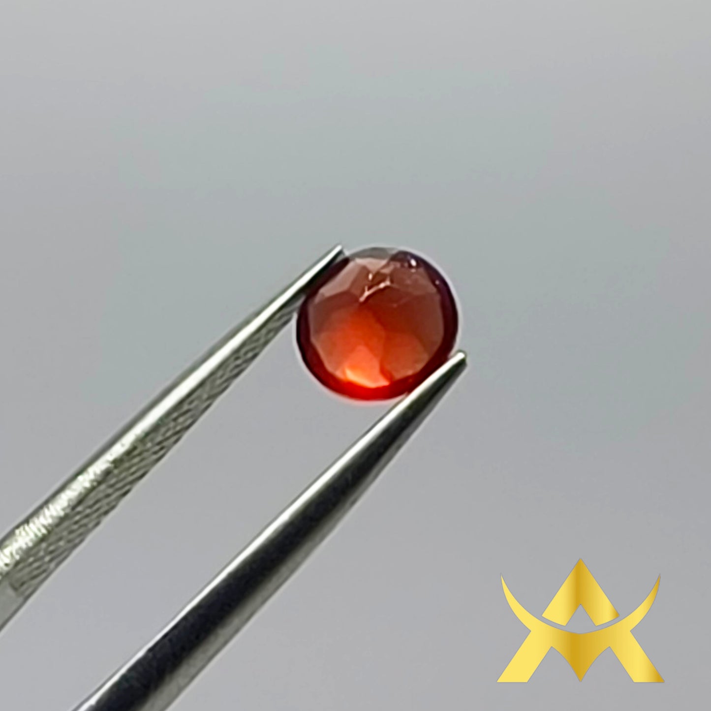 Garnet 0.89 ct. Round facetted, Transparent and nicht Enhanced with Excellent Cut Grade