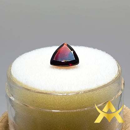 Garnet 1.19 ct. Trillion facetted, Transparent and nicht Enhanced with Excellent Cut Grade