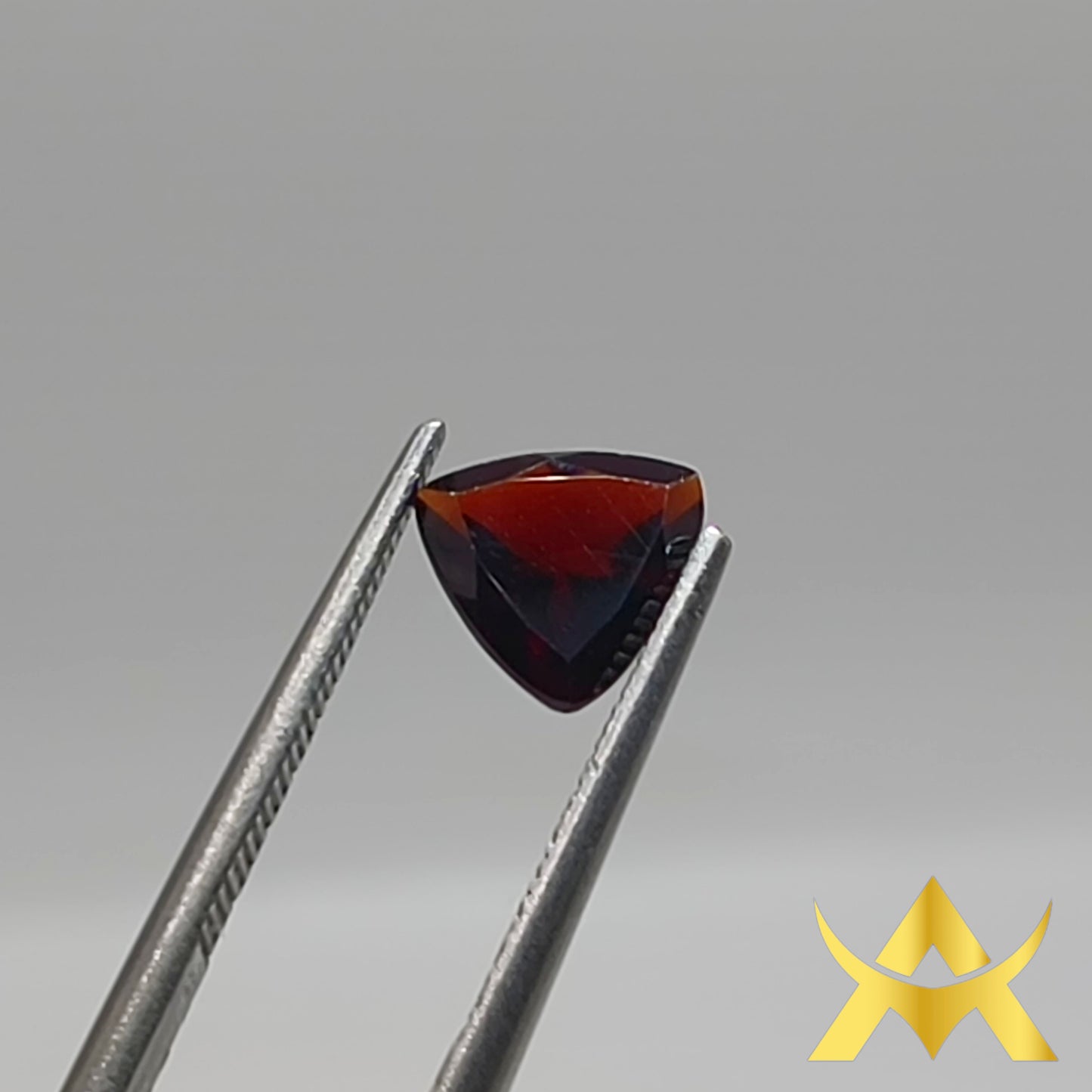 Garnet 1.19 ct. Trillion facetted, Transparent and nicht Enhanced with Excellent Cut Grade