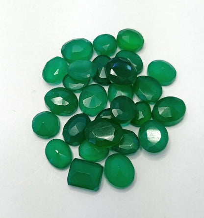 Green Onyx Lot with Weight of 103.68 ct. and very good Cut Grade, Translucent and SI Clarity