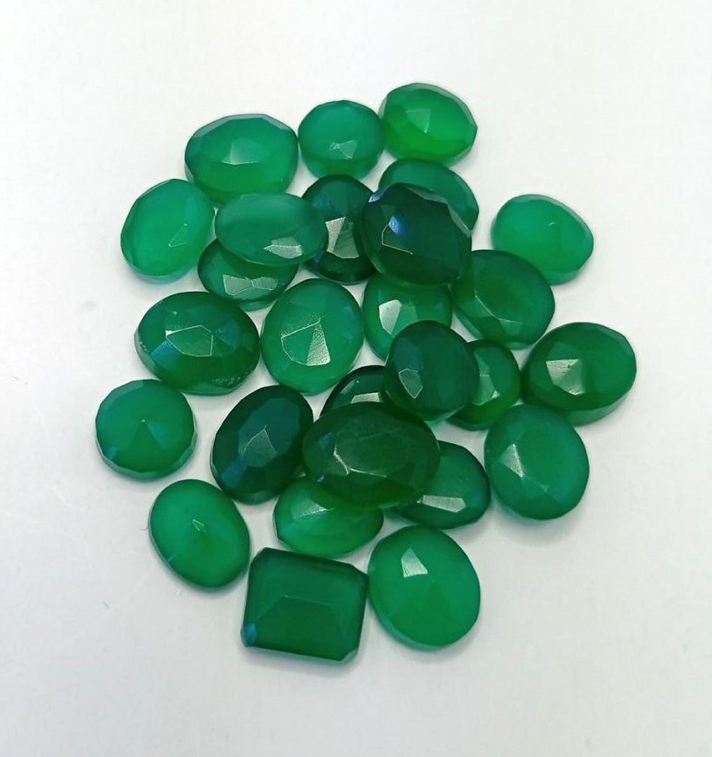 Green Onyx Lot with Weight of 103.68 ct. and very good Cut Grade, Translucent and SI Clarity