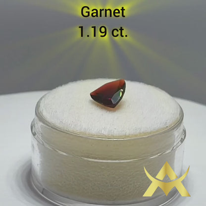 Garnet 1.19 ct. Trillion facetted, Transparent and nicht Enhanced with Excellent Cut Grade